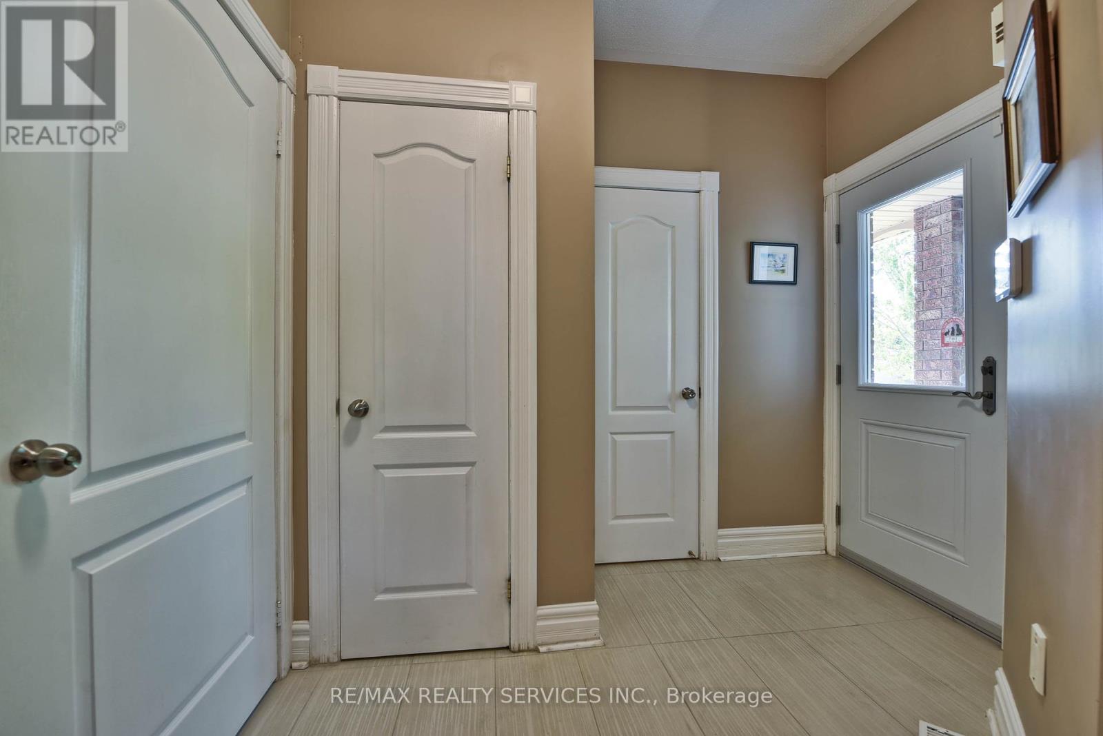Photo 6 of 1 Daisy Court, Brampton ON