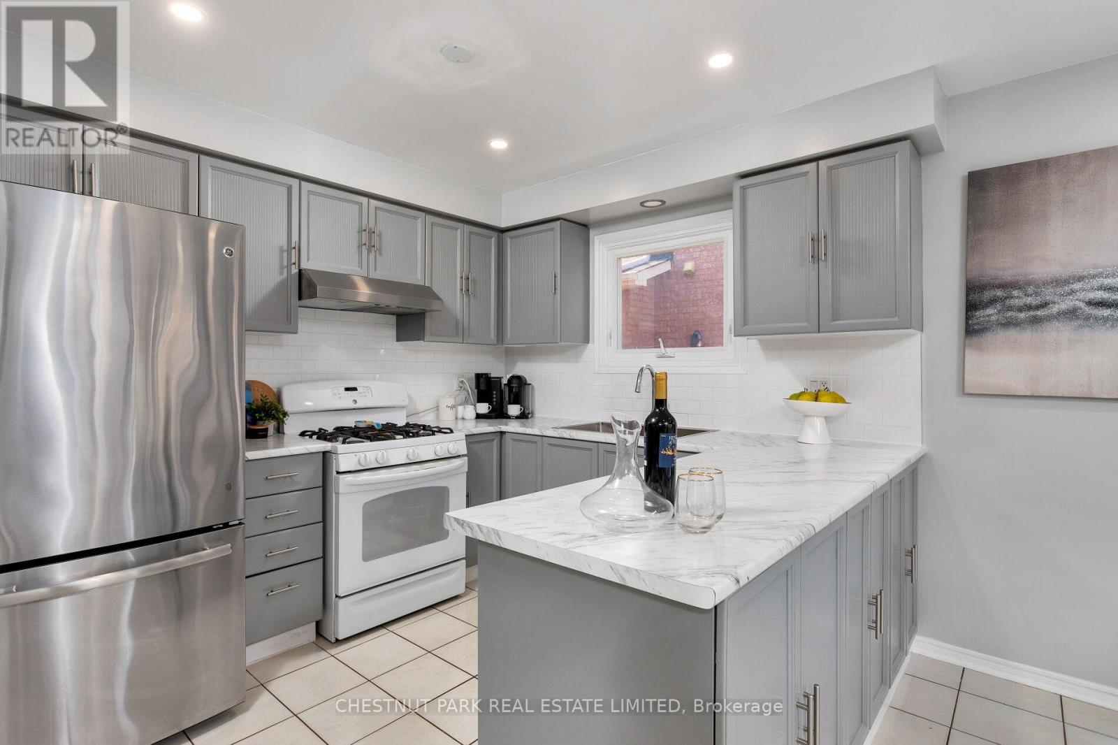 Photo 9 of 138 Largo Crescent, Vaughan ON
