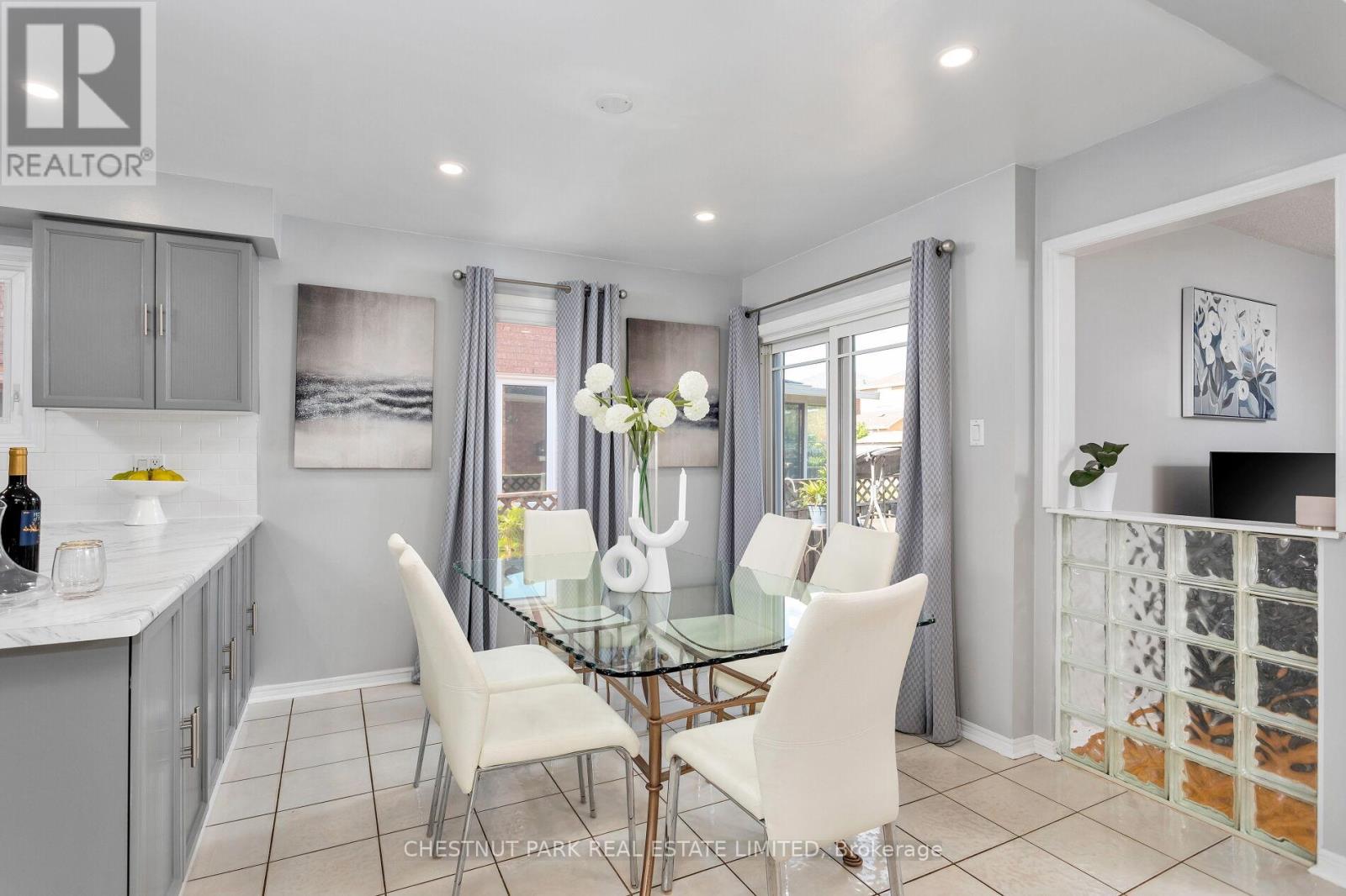 Photo 2 of 138 Largo Crescent, Vaughan ON