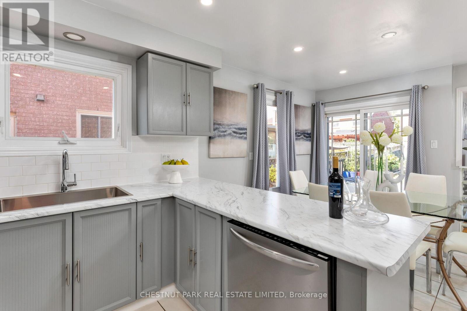 Photo 11 of 138 Largo Crescent, Vaughan ON
