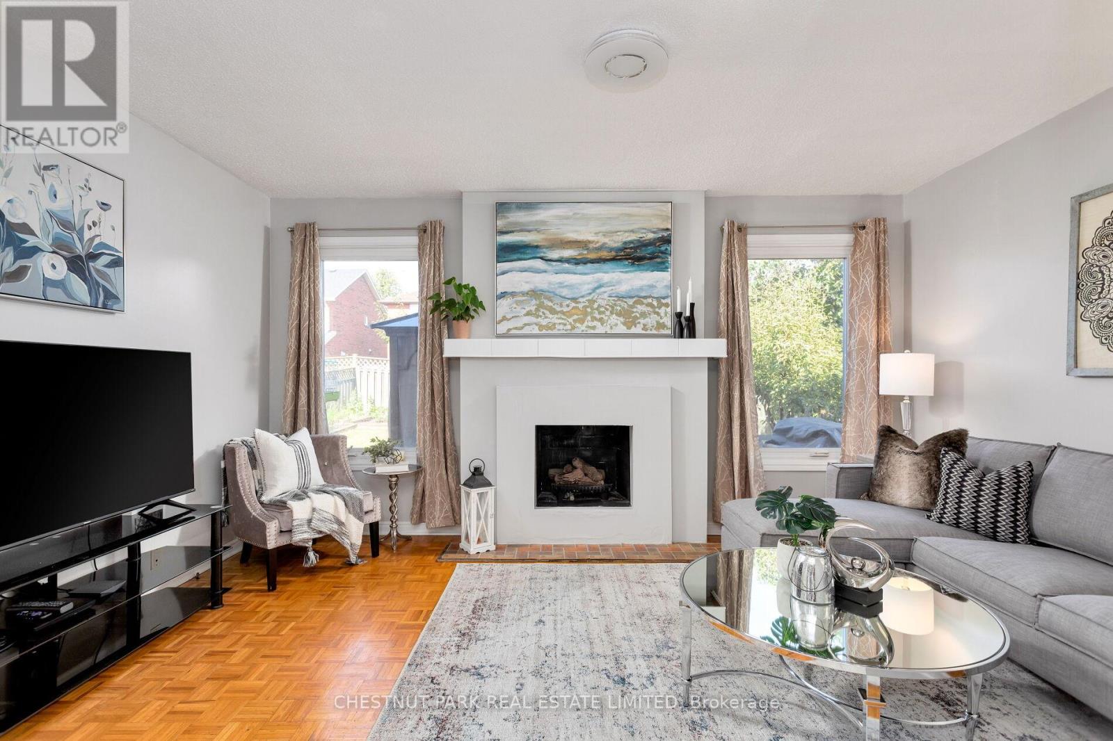Photo 5 of 138 Largo Crescent, Vaughan ON