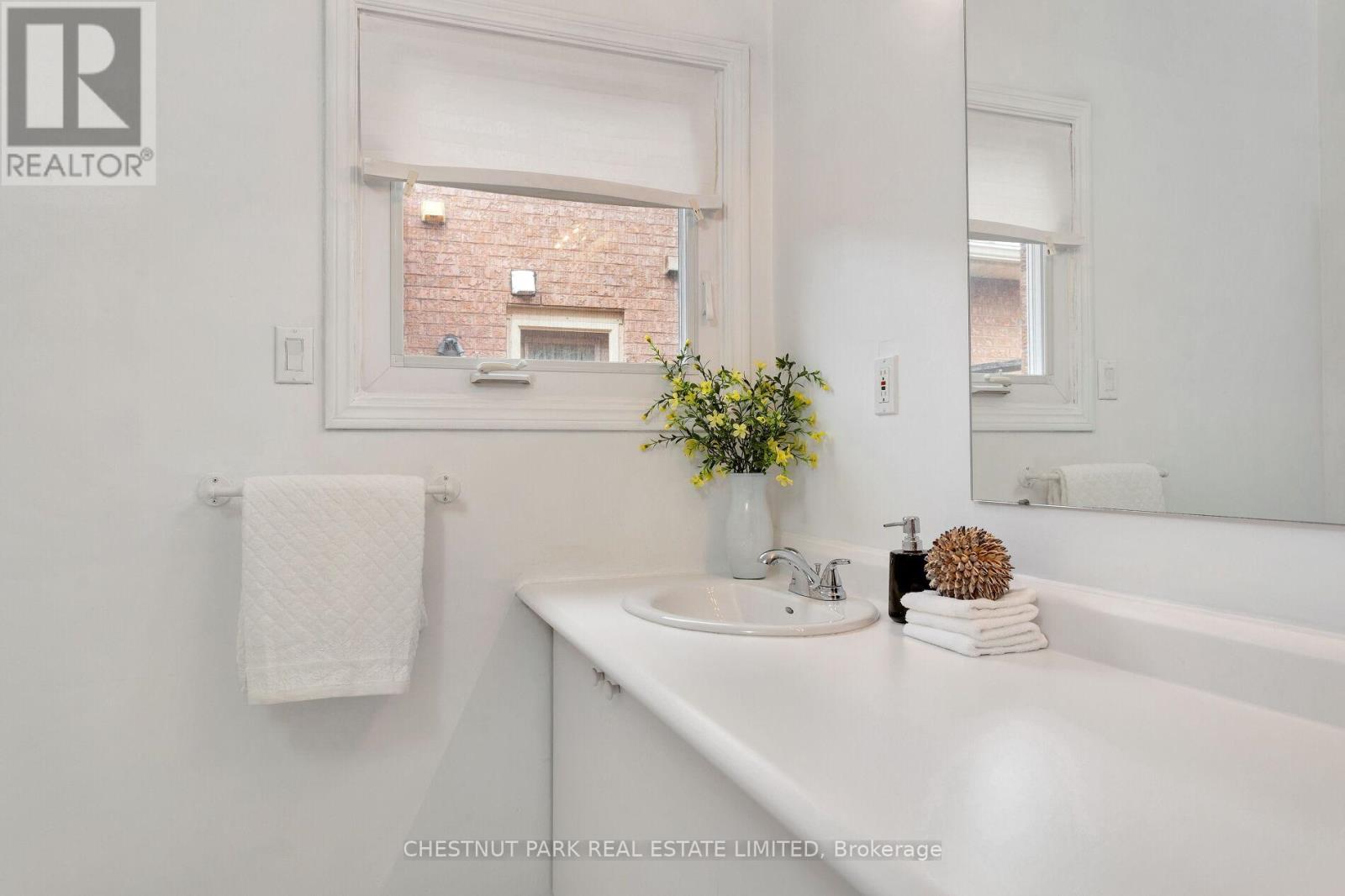Photo 35 of 138 Largo Crescent, Vaughan ON