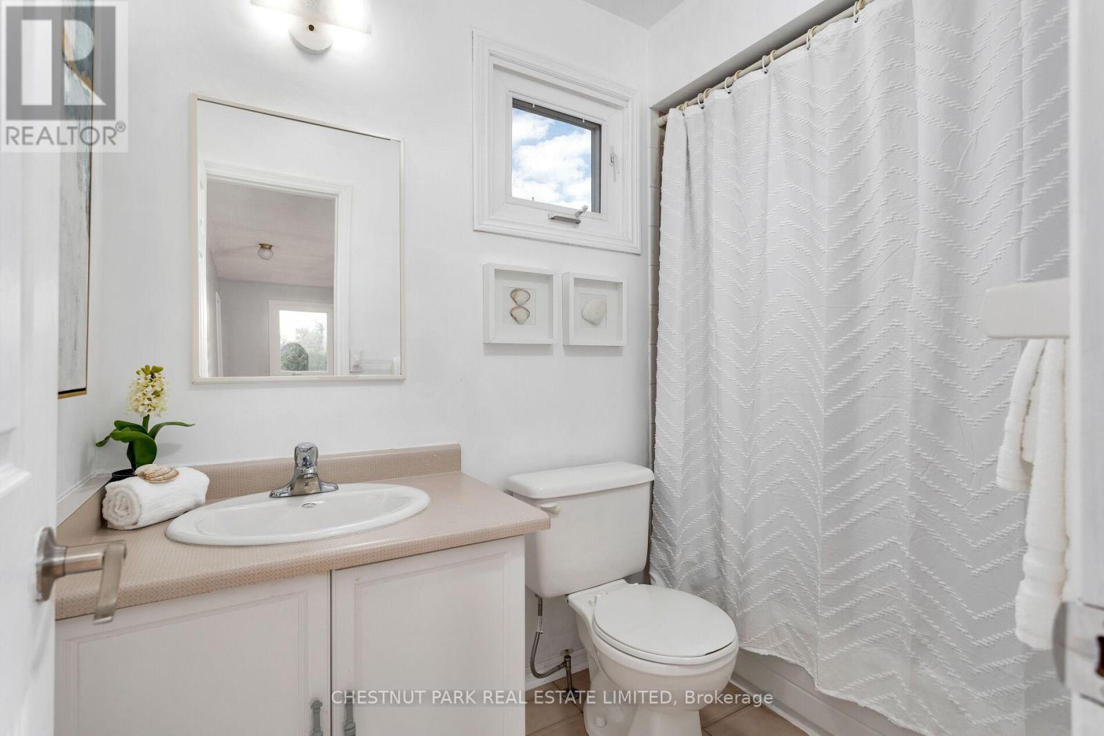 Photo 33 of 138 Largo Crescent, Vaughan ON