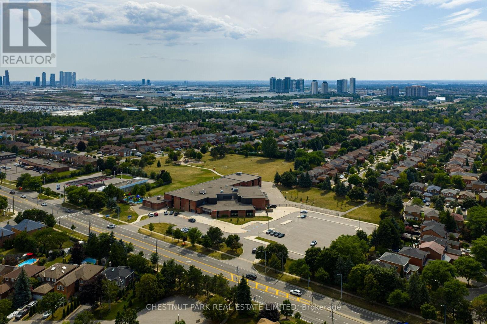 Photo 8 of 138 Largo Crescent, Vaughan ON