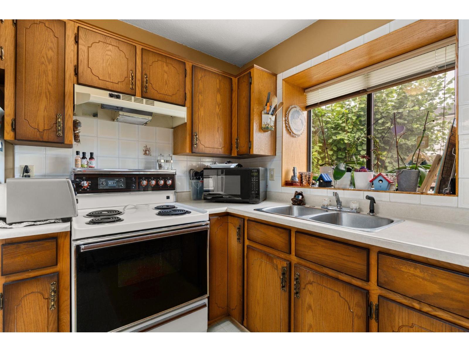 Photo 10 of 7387 131 A Street, Surrey BC