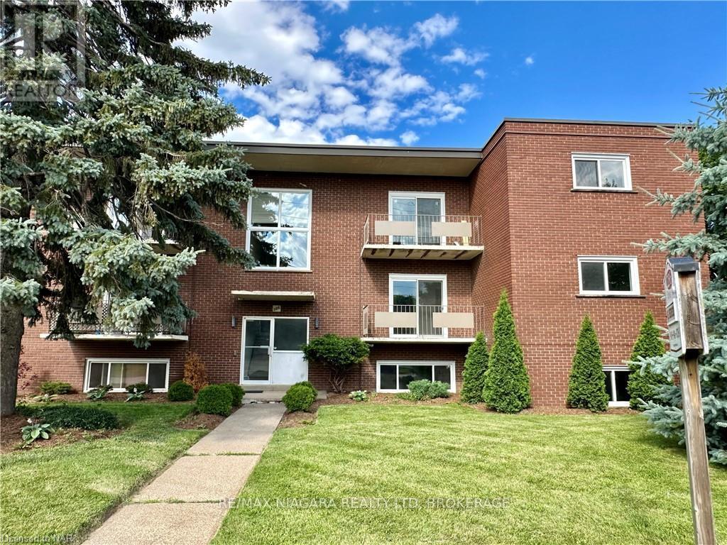 Photo 2 of 8 286 Vine Street, St Catharines ON