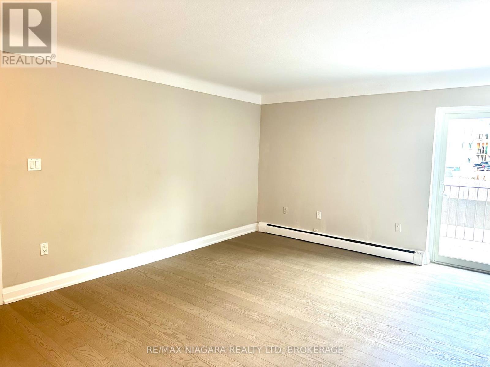 Photo 1 of 8 286 Vine Street, St Catharines ON