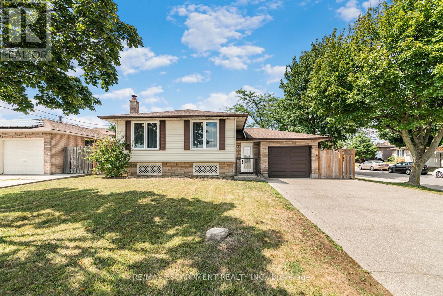 Photo 1 of 102 Quaker Crescent, Hamilton ON