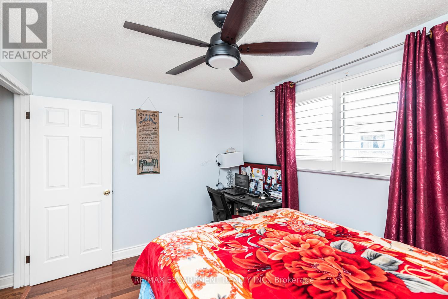Photo 16 of 102 Quaker Crescent, Hamilton ON