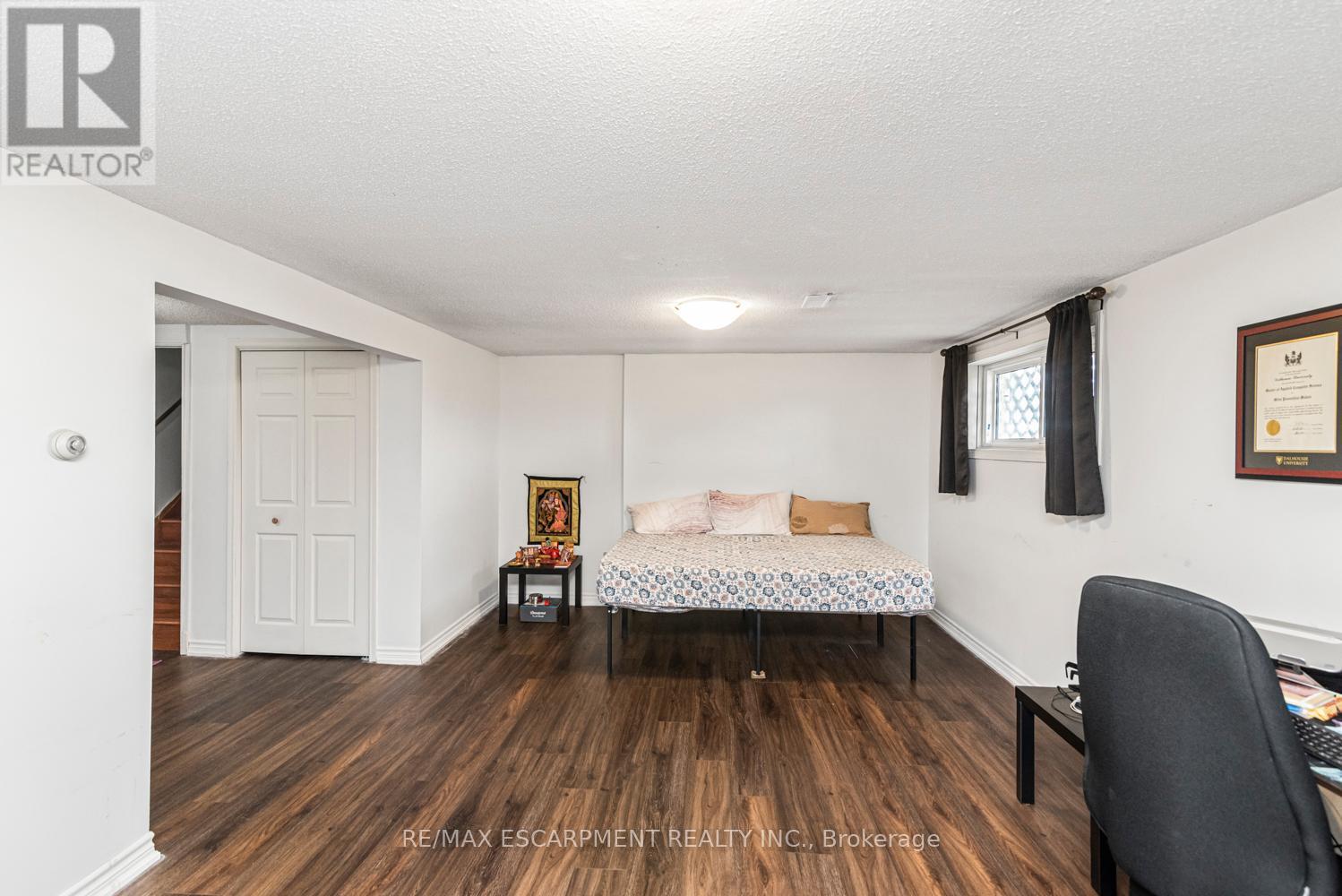 Photo 19 of 102 Quaker Crescent, Hamilton ON