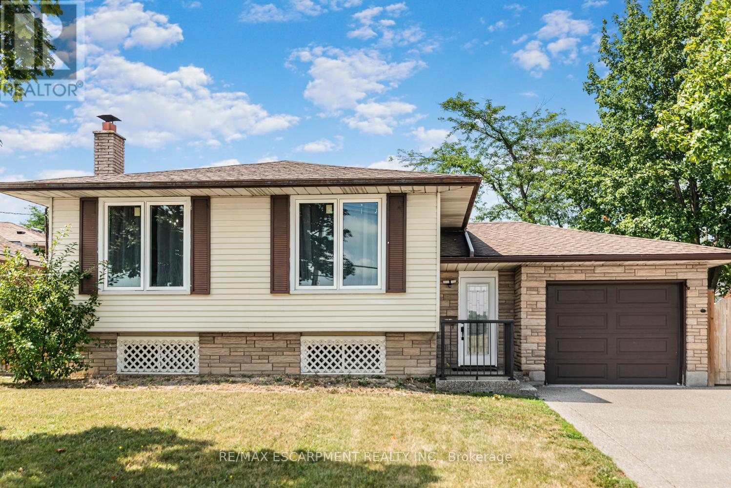 Photo 2 of 102 Quaker Crescent, Hamilton ON