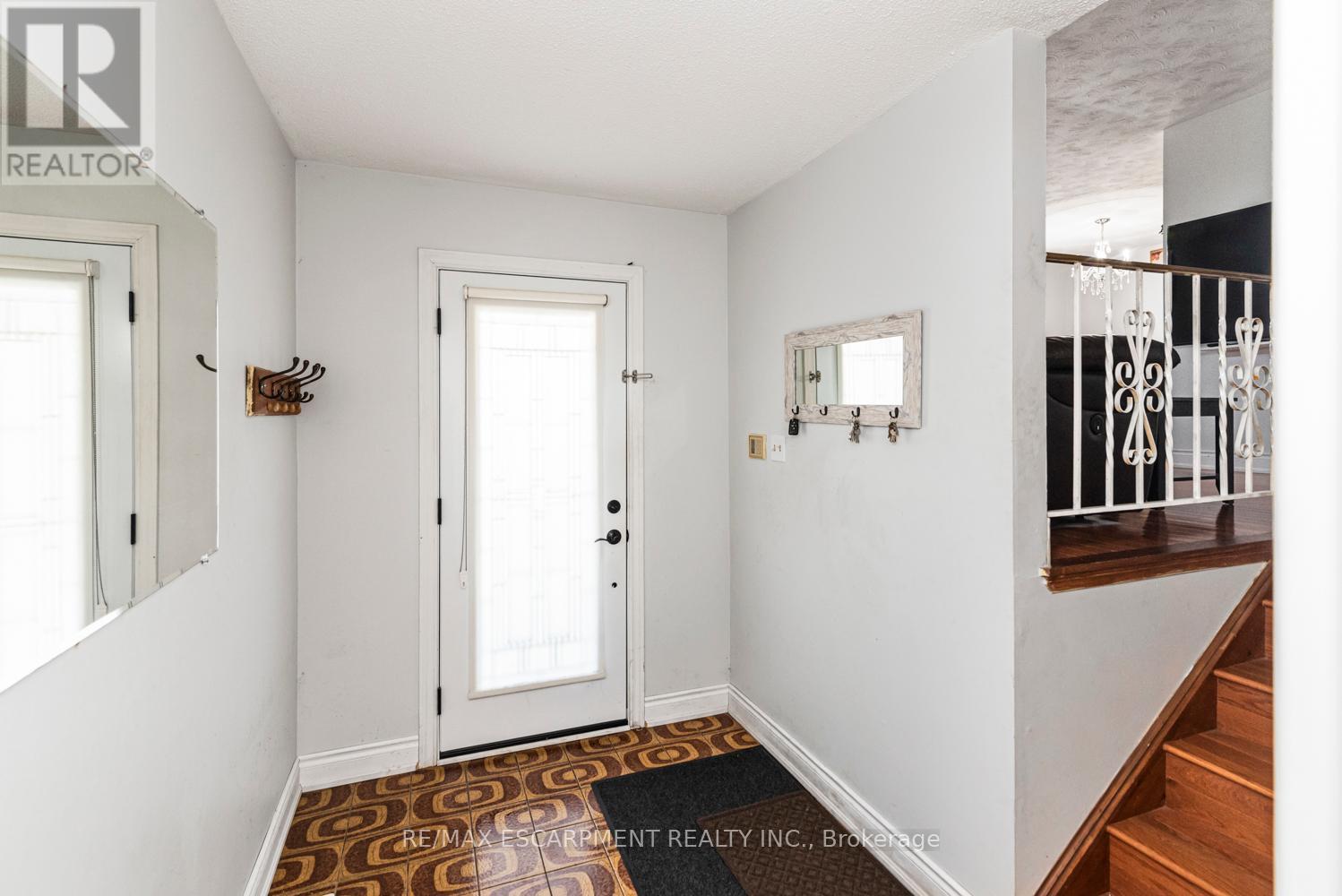 Photo 5 of 102 Quaker Crescent, Hamilton ON
