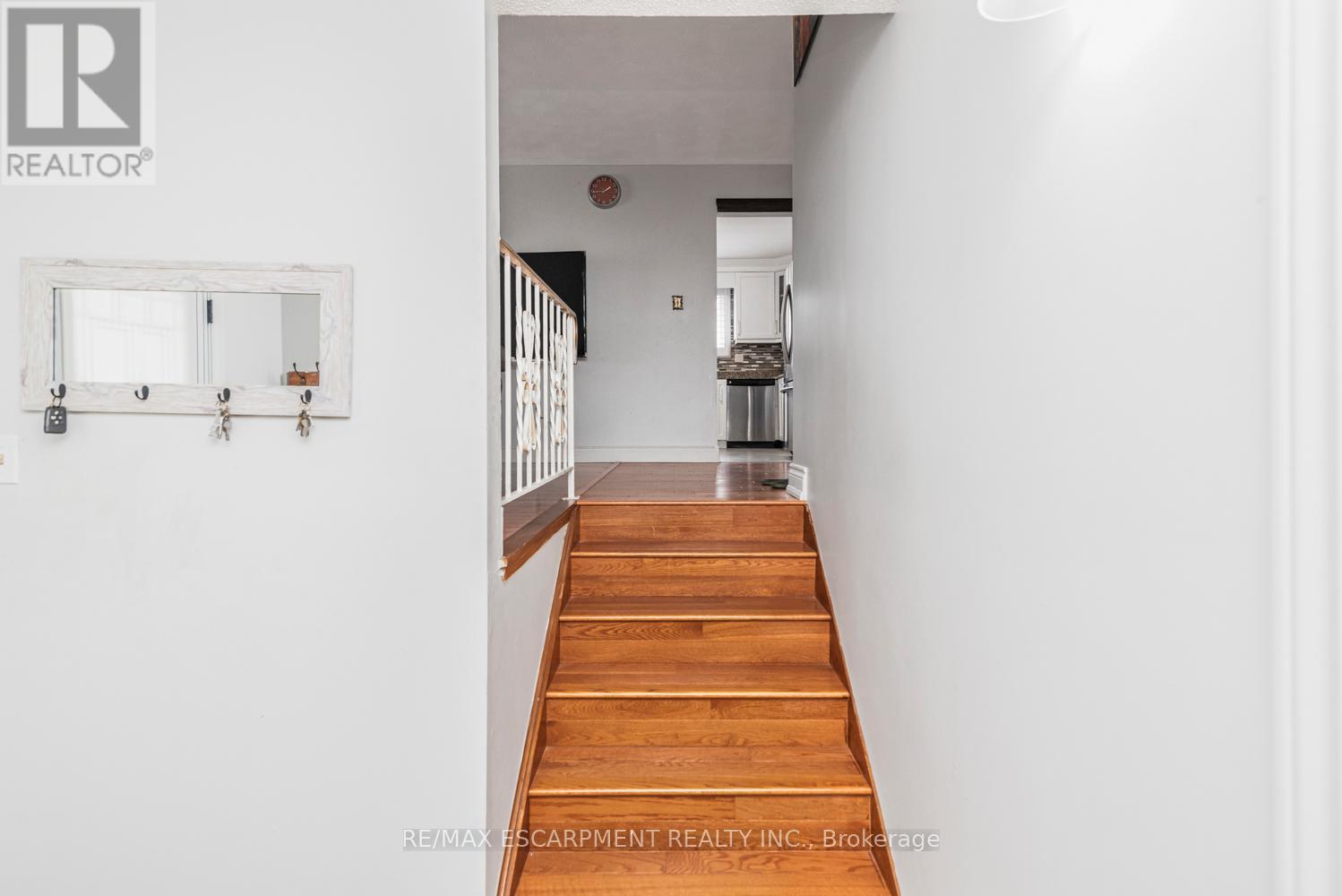Photo 6 of 102 Quaker Crescent, Hamilton ON