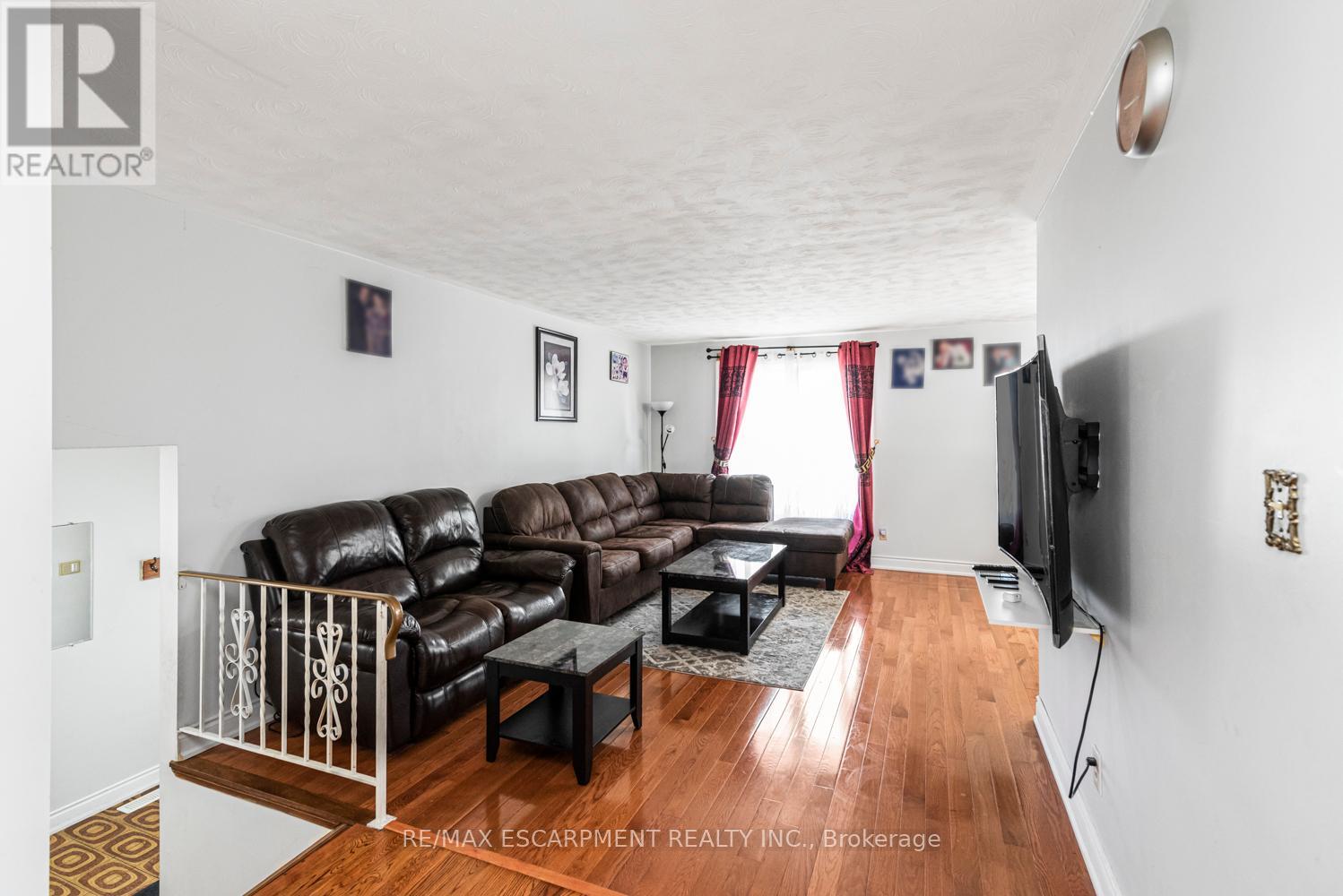 Photo 7 of 102 Quaker Crescent, Hamilton ON