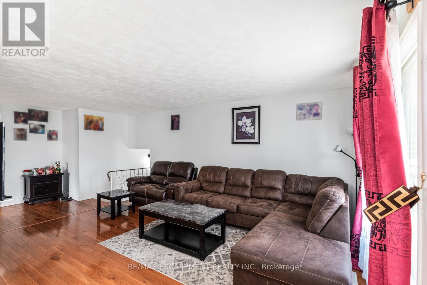Photo 8 of 102 Quaker Crescent, Hamilton ON