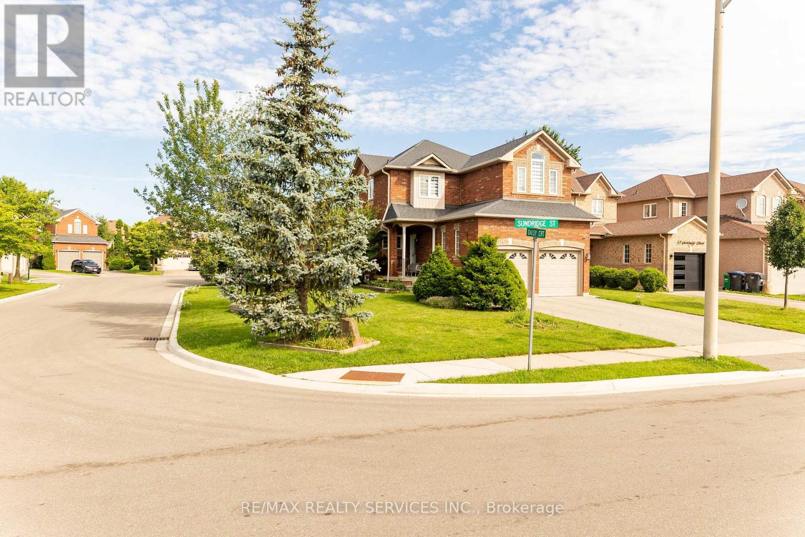 Photo 2 of 1 Daisy Court, Brampton ON