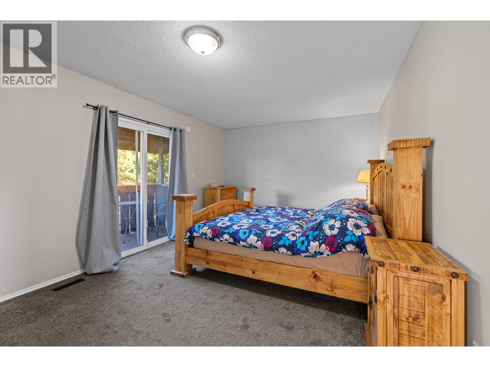 Photo 4 of 1040 Glenmore Drive, Kelowna BC