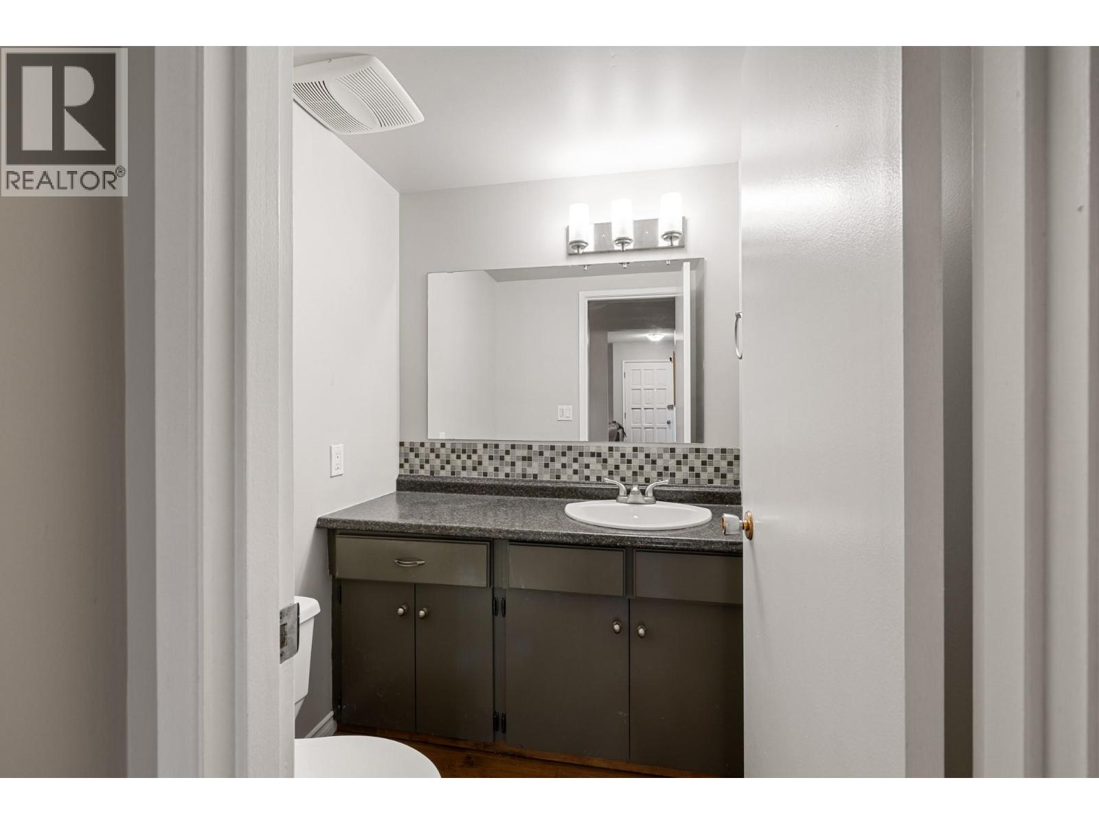 Photo 37 of 1040 Glenmore Drive, Kelowna BC