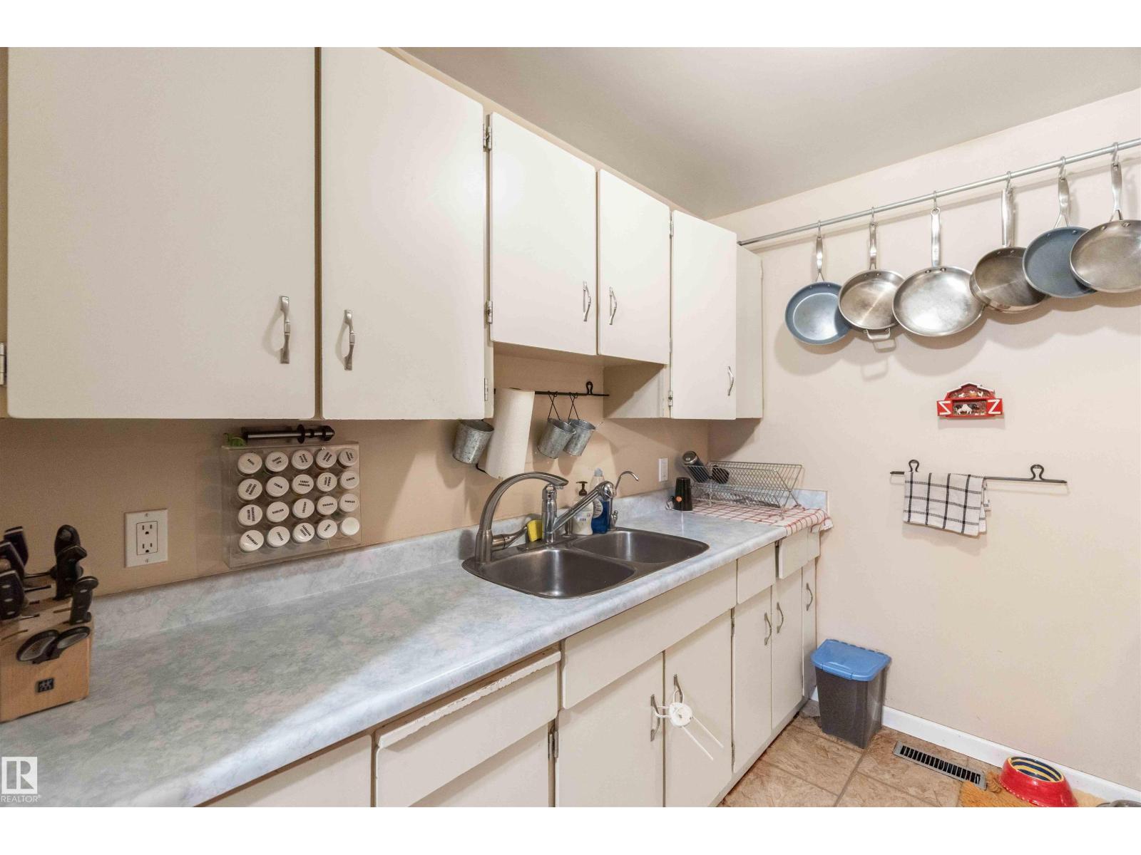 Photo 18 of 7026 Millwoods Rd Nw, Edmonton AB