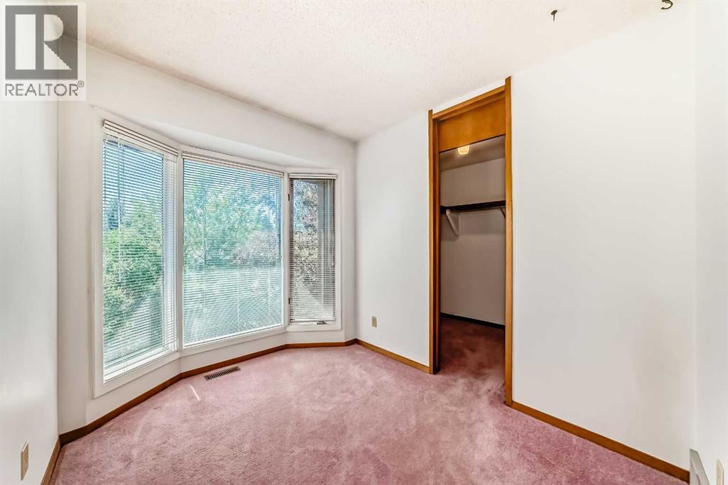 Photo 10 of 111 Deercross Road Se, Calgary AB