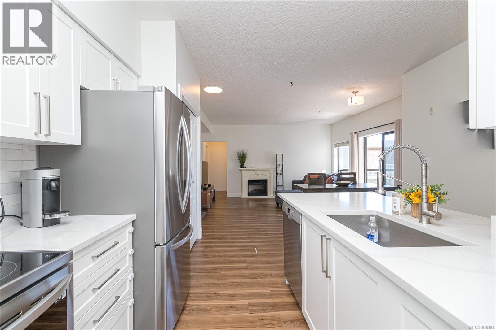 408 870 Short Street, Saanich