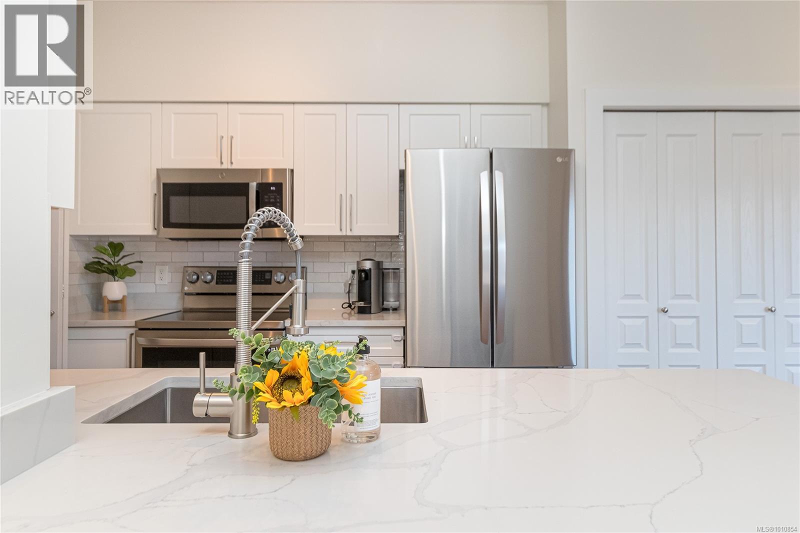 408 870 Short Street, Saanich