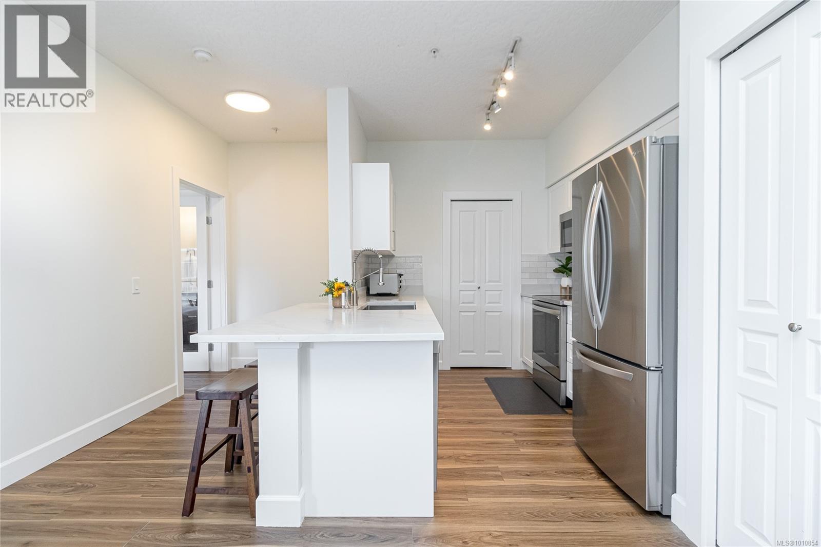 408 870 Short Street, Saanich