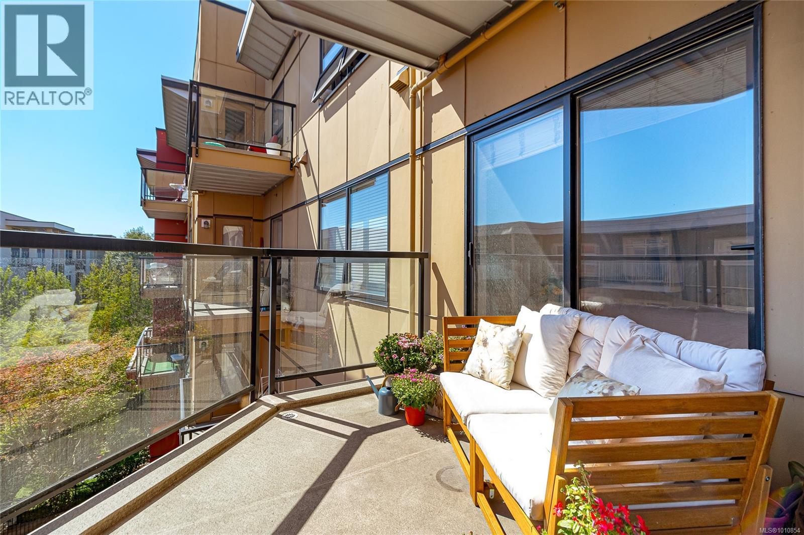 408 870 Short Street, Saanich