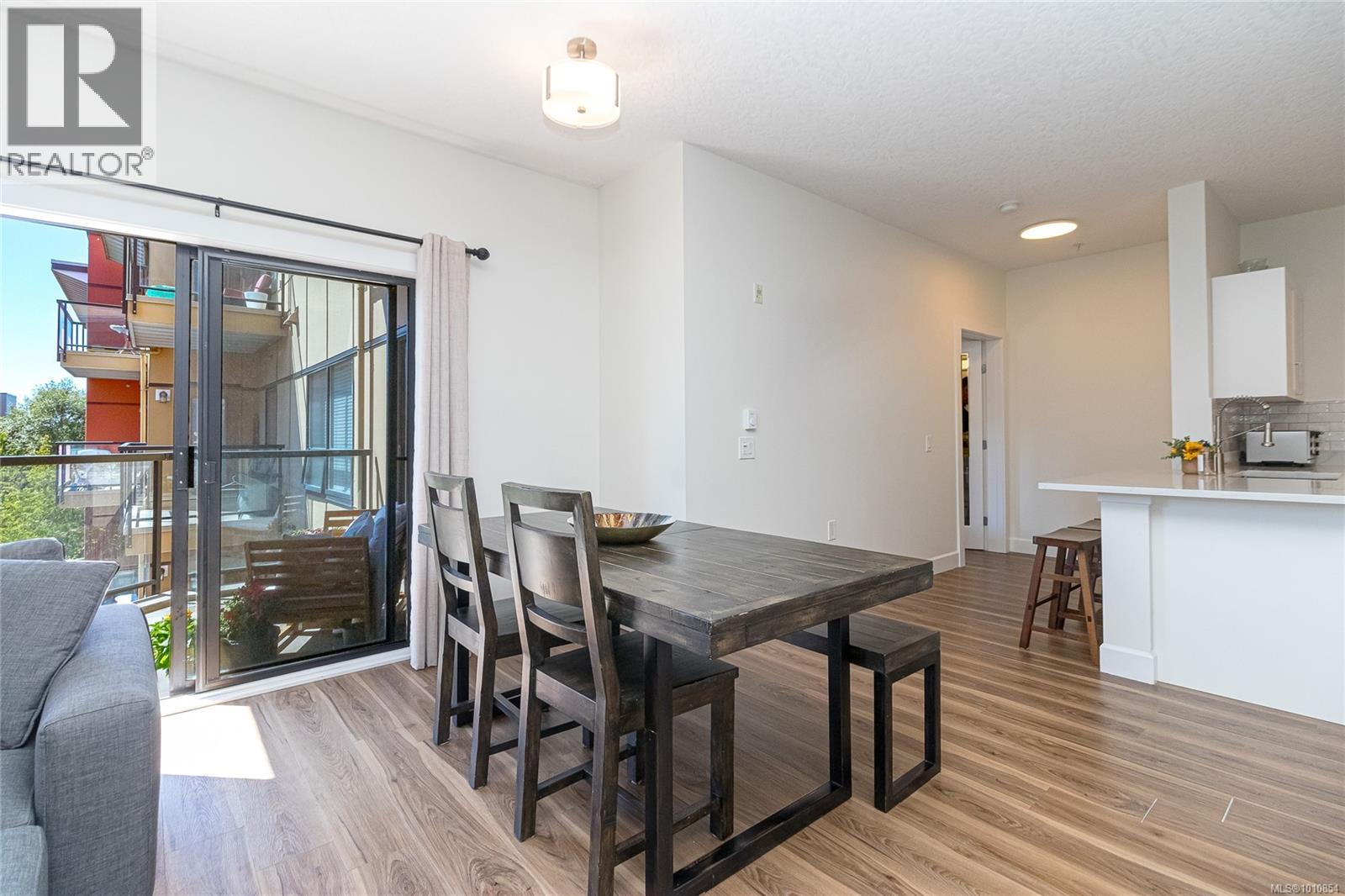 408 870 Short Street, Saanich