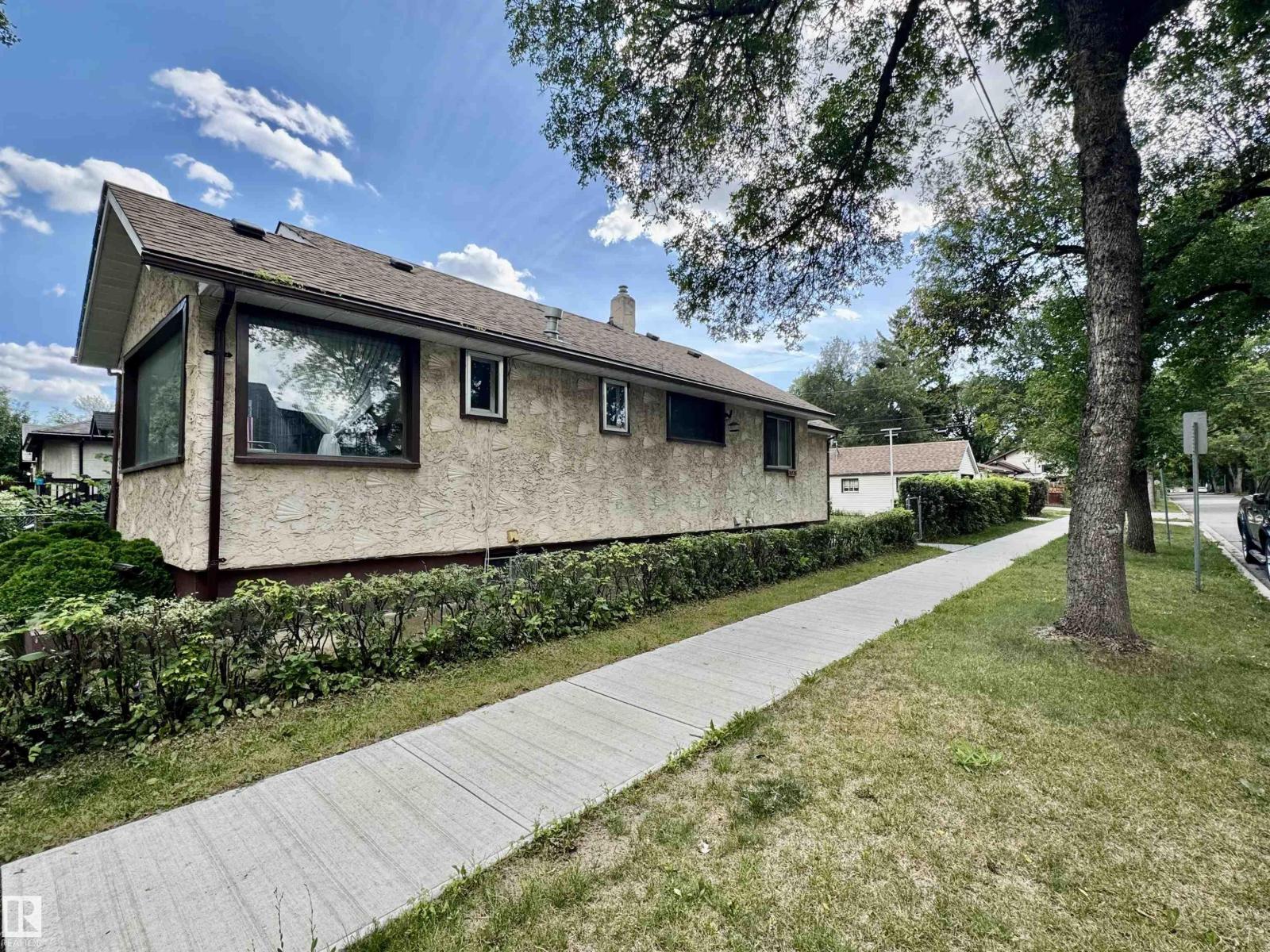 Photo 6 of 11936 94 St Nw, Edmonton AB