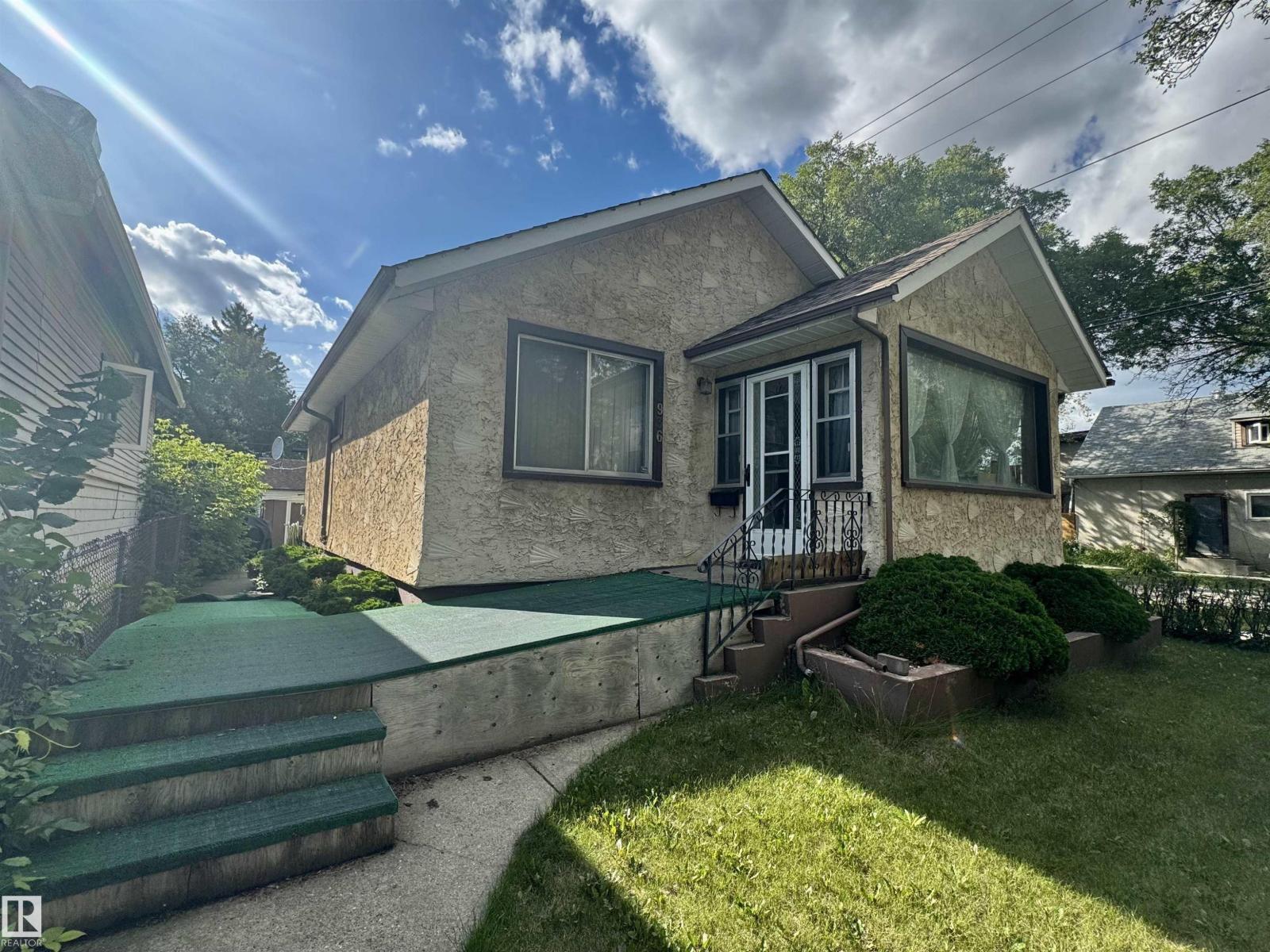 Photo 3 of 11936 94 St Nw, Edmonton AB