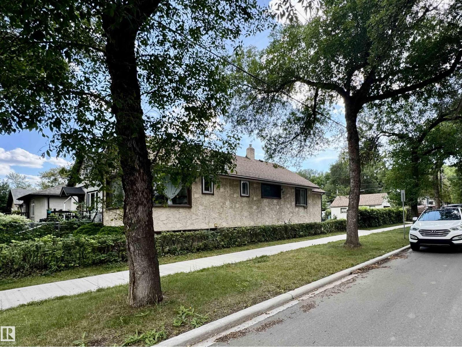 Photo 1 of 11936 94 St Nw, Edmonton AB