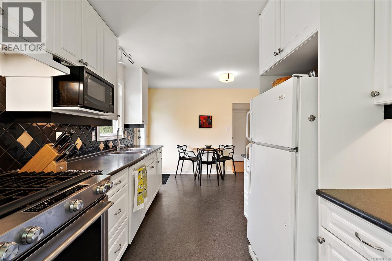 Photo 11 of 2510 Epworth St, Oak Bay BC