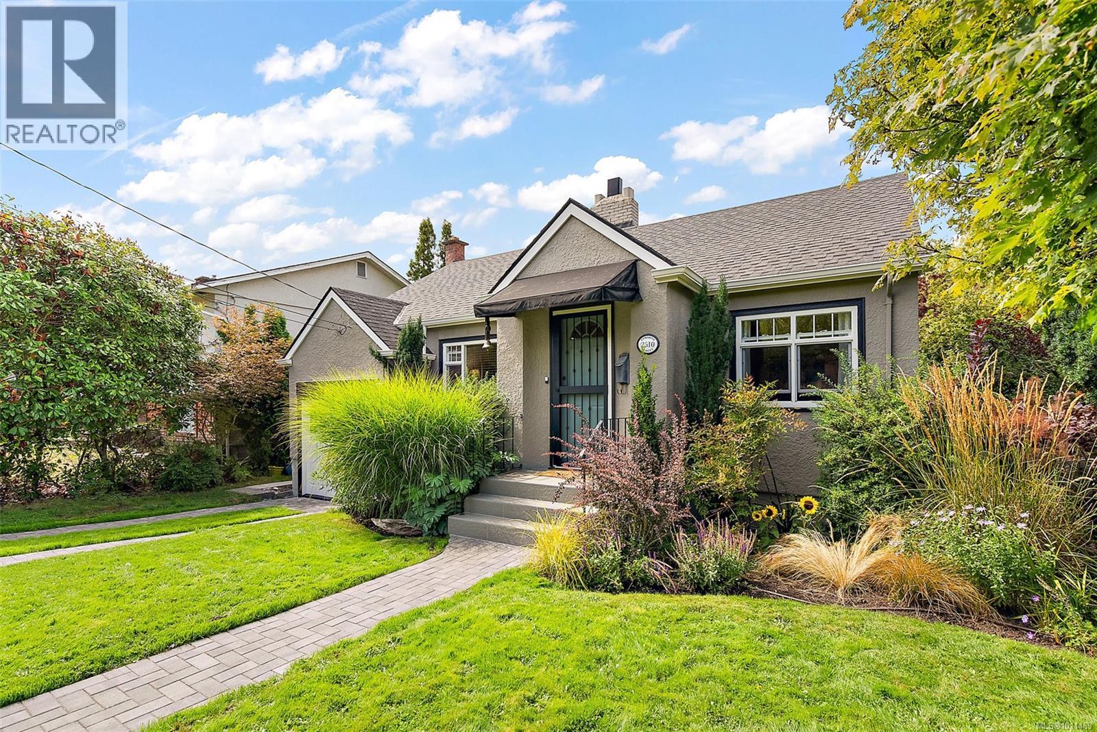 Photo 2 of 2510 Epworth St, Oak Bay BC