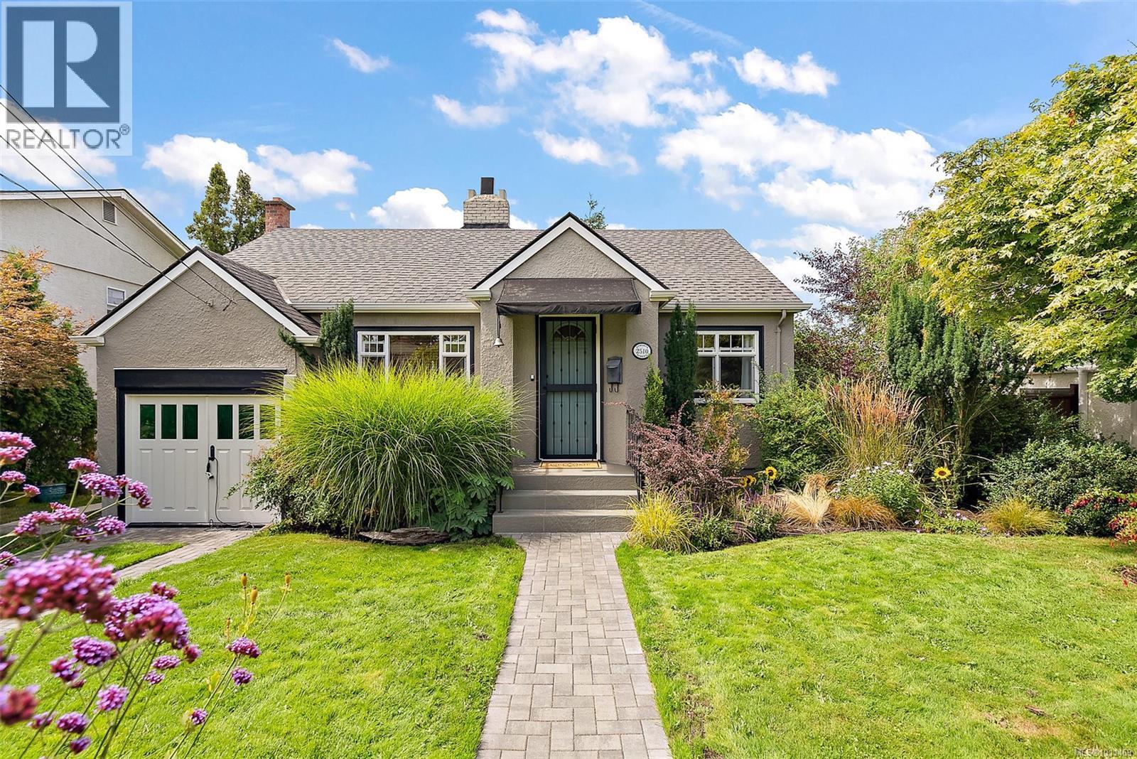 Photo 1 of 2510 Epworth St, Oak Bay BC