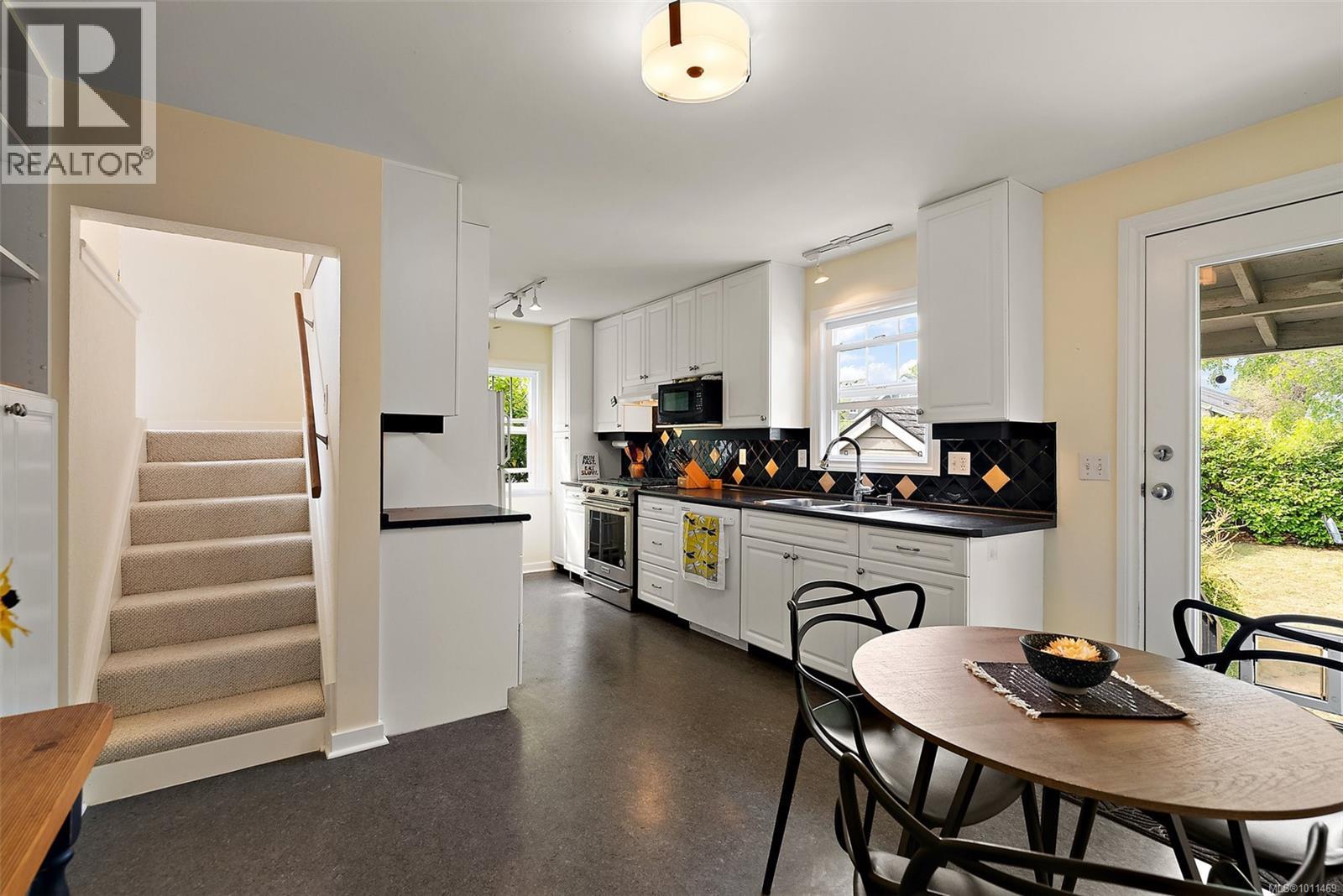 Photo 8 of 2510 Epworth St, Oak Bay BC