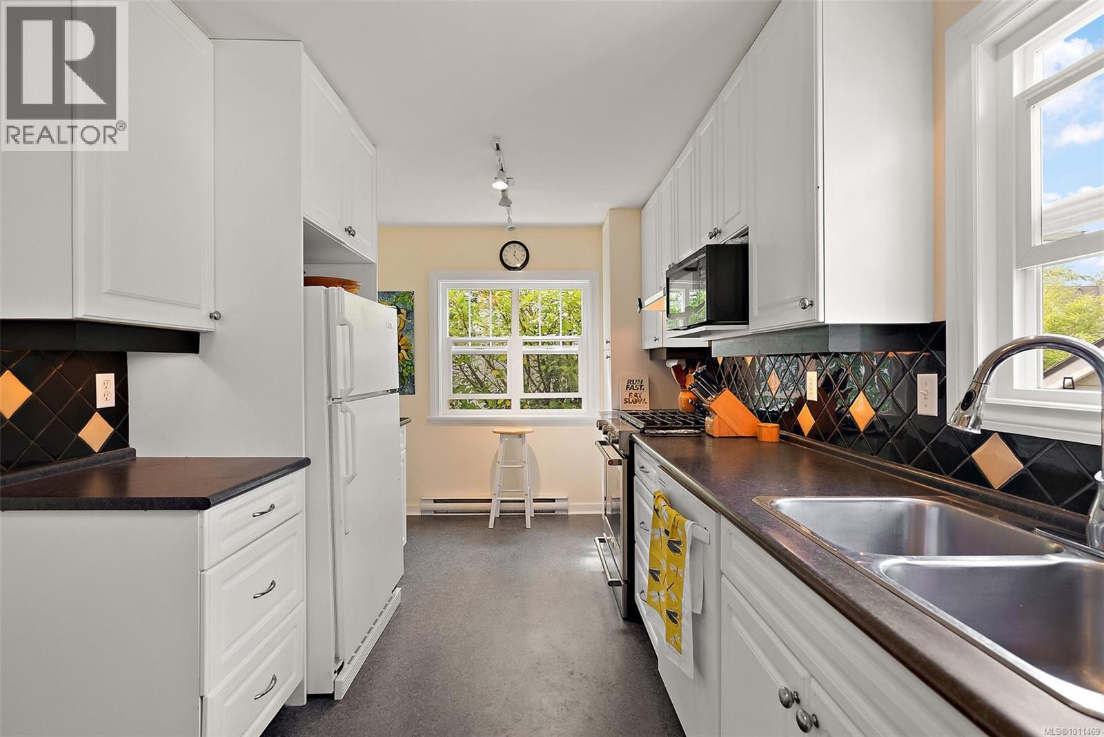 Photo 9 of 2510 Epworth St, Oak Bay BC