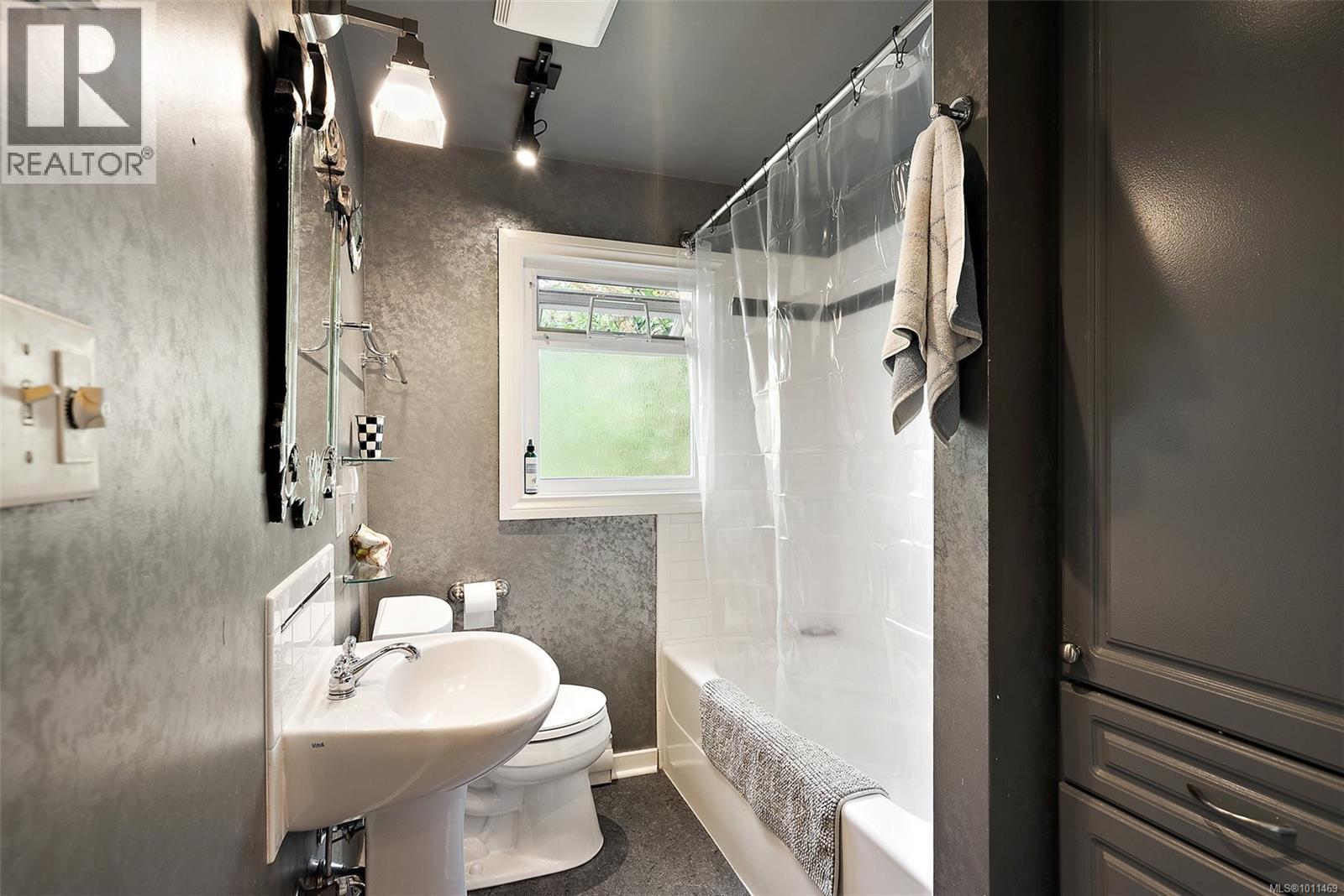 Photo 17 of 2510 Epworth St, Oak Bay BC