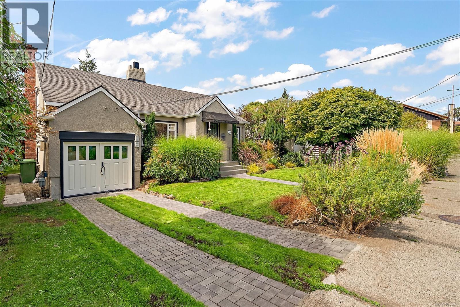 Photo 3 of 2510 Epworth St, Oak Bay BC