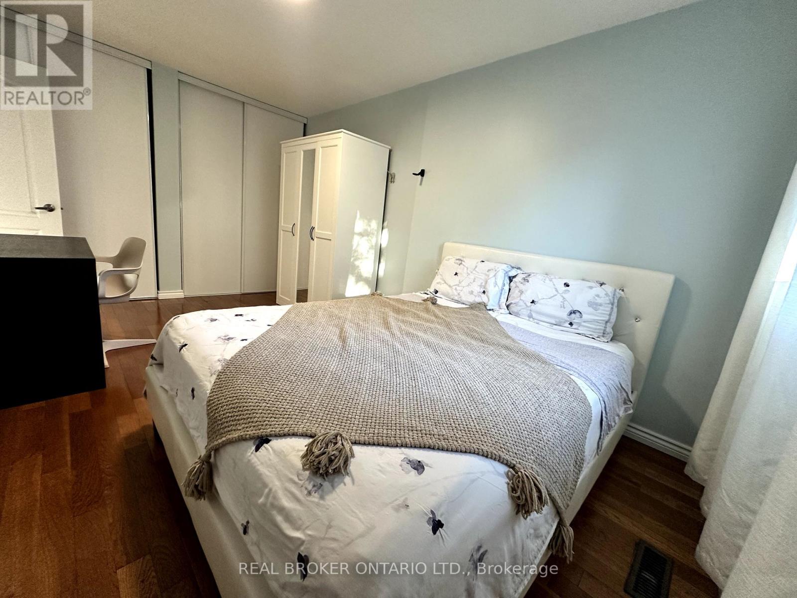 Photo 7 of 86 Valdor Drive, Toronto ON