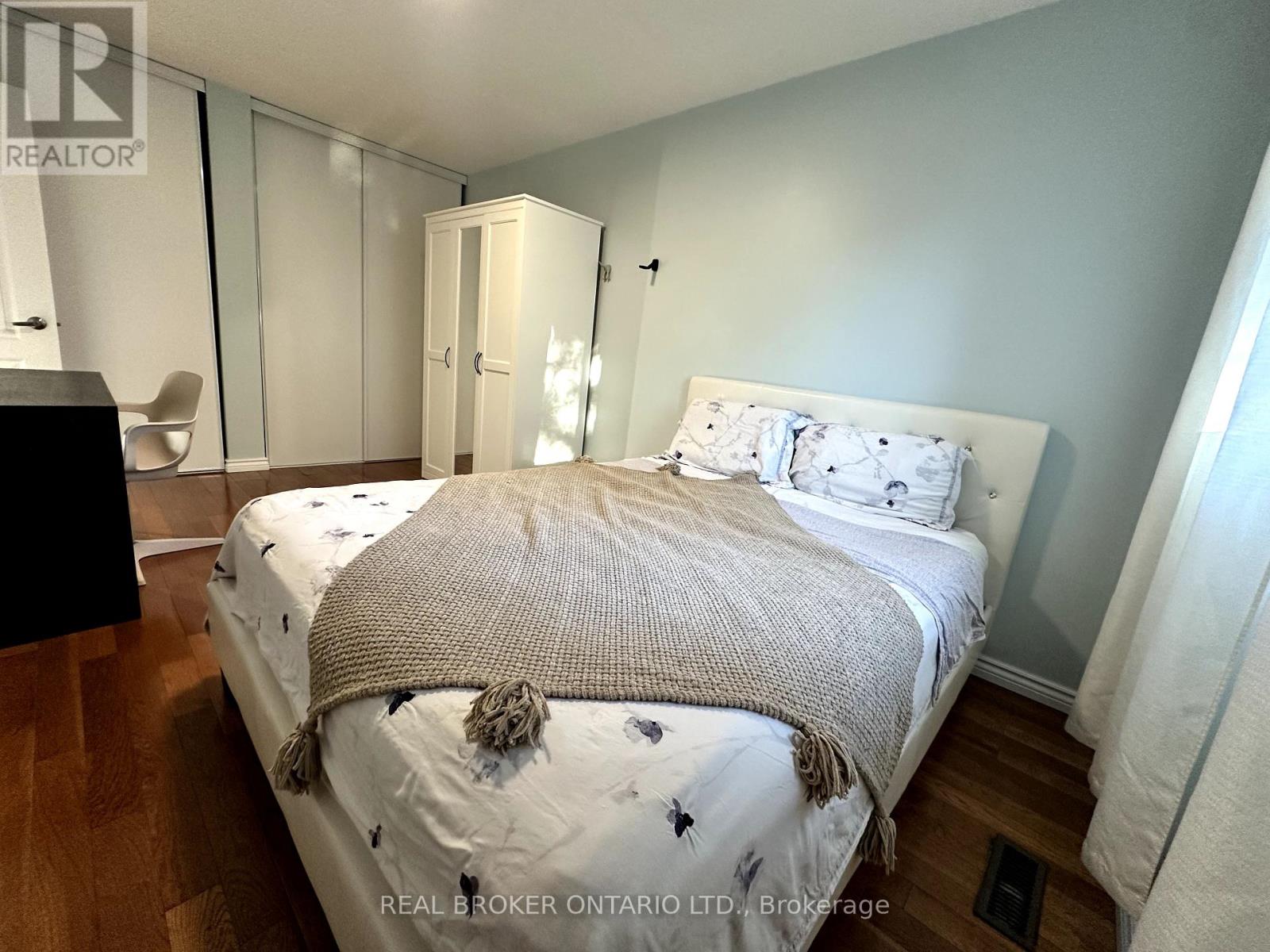 Photo 2 of 86 Valdor Drive, Toronto ON