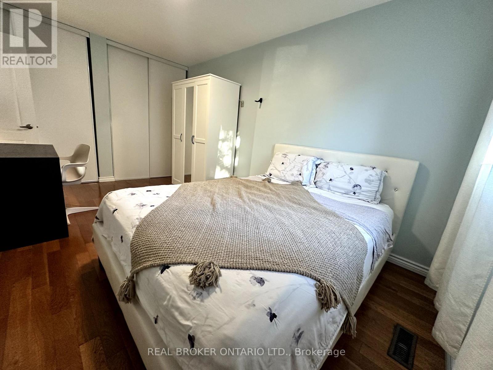 Photo 1 of 86 Valdor Drive, Toronto ON