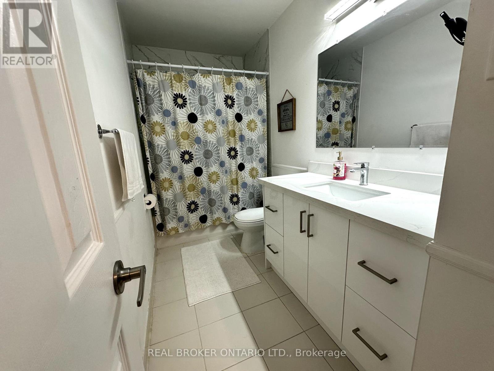 Photo 4 of 86 Valdor Drive, Toronto ON