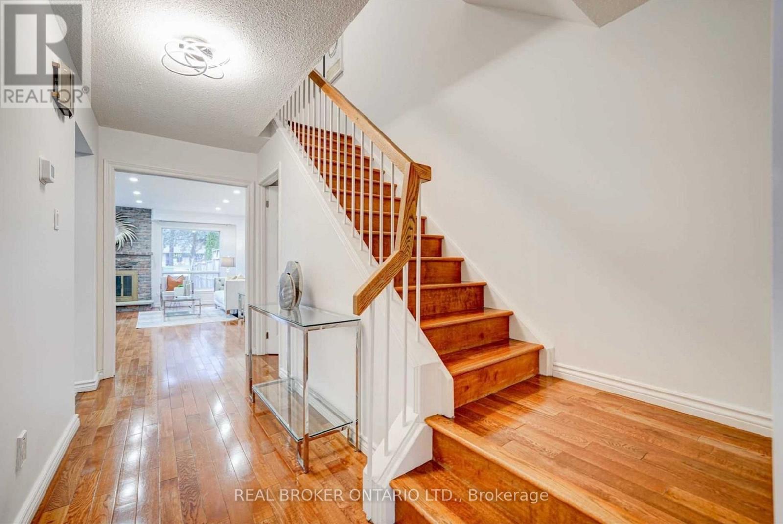 Photo 6 of 86 Valdor Drive, Toronto ON