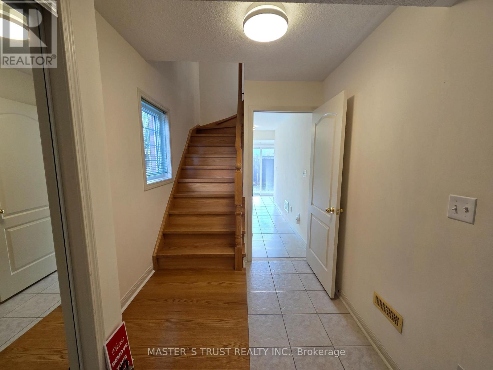 Photo 2 of 5 Nakina Way, Markham ON