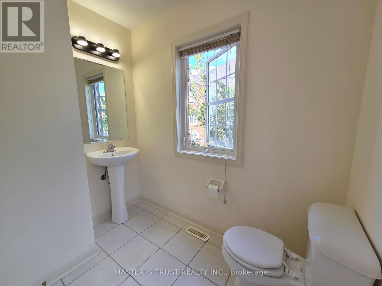 Photo 8 of 5 Nakina Way, Markham ON