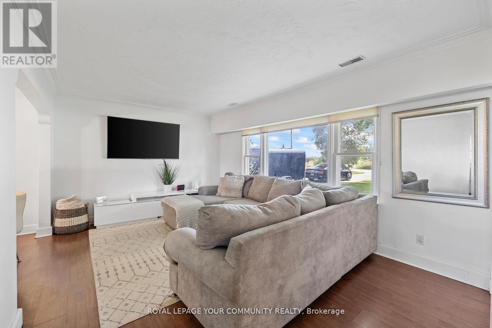 Photo 4 of 70 Simmons Street, Vaughan ON