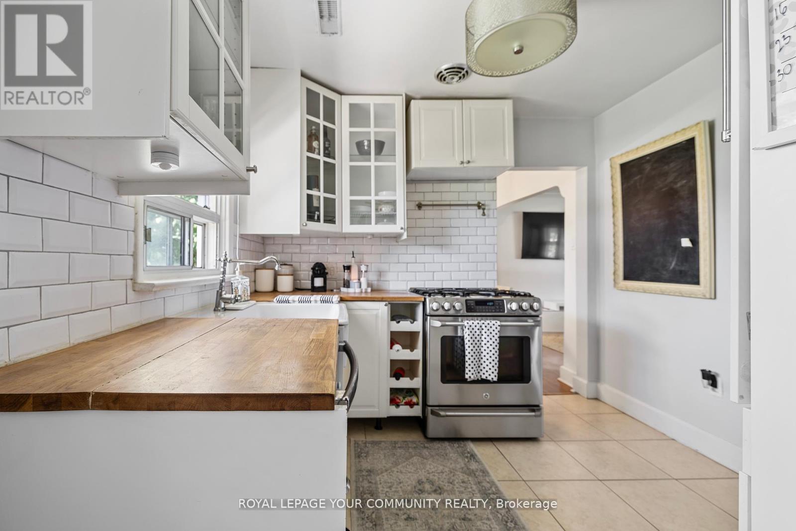 Photo 7 of 70 Simmons Street, Vaughan ON
