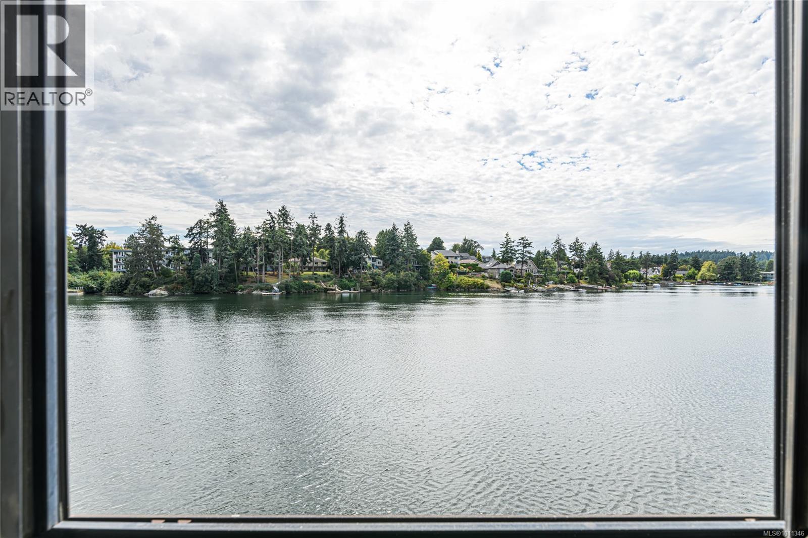 Photo 11 of 204 71 Gorge Rd W, Saanich BC
