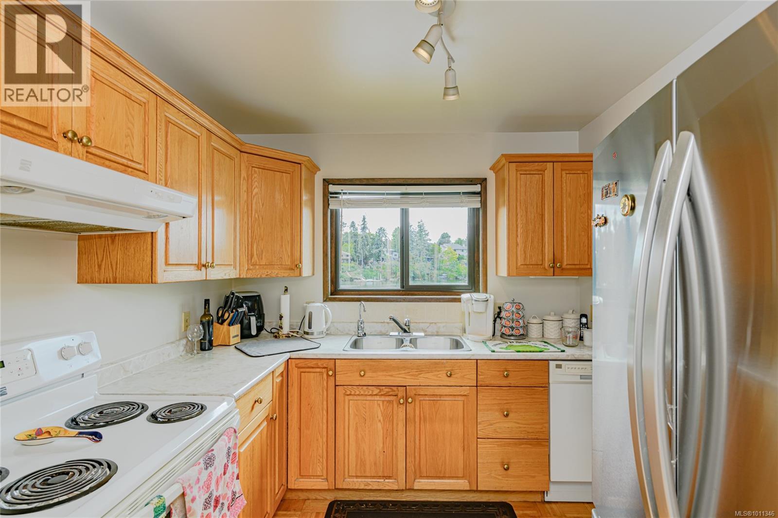Photo 9 of 204 71 Gorge Rd W, Saanich BC
